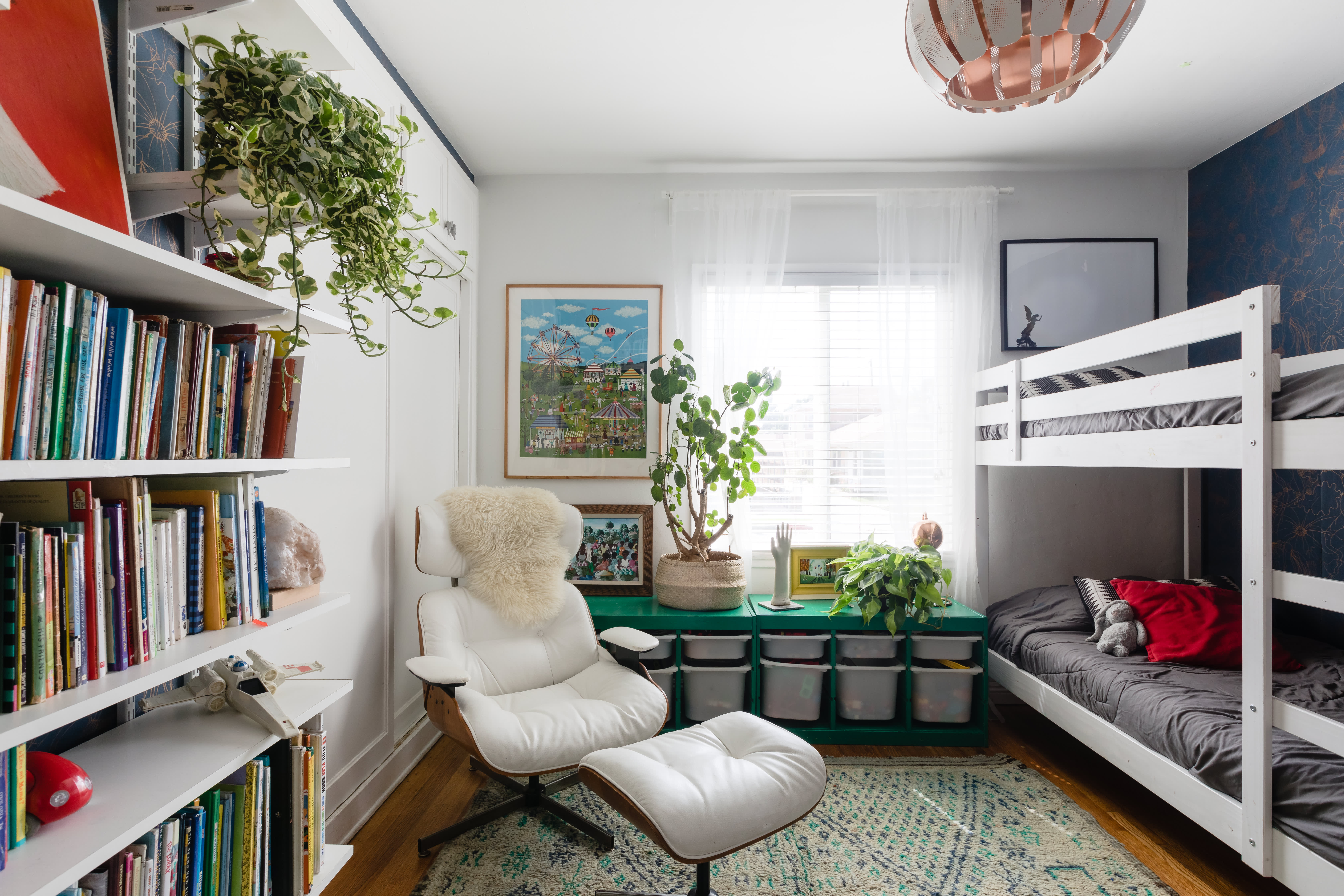 Bunk store bed table